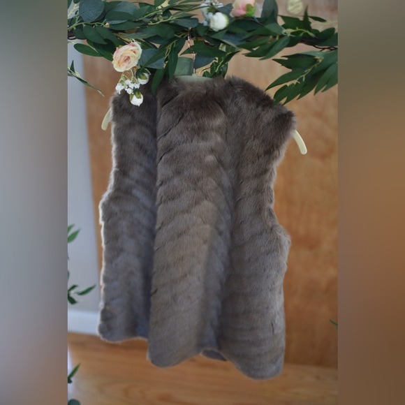 H&M faux fur vest, size 2, brown - Picture 6 of 9